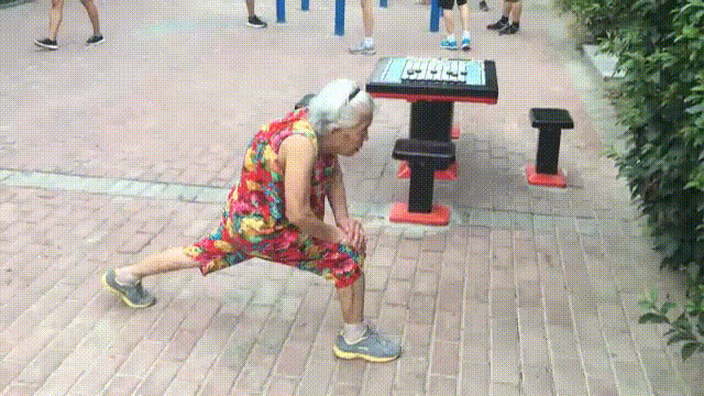 85岁老太8年在公园里锻炼白发苍苍老太太